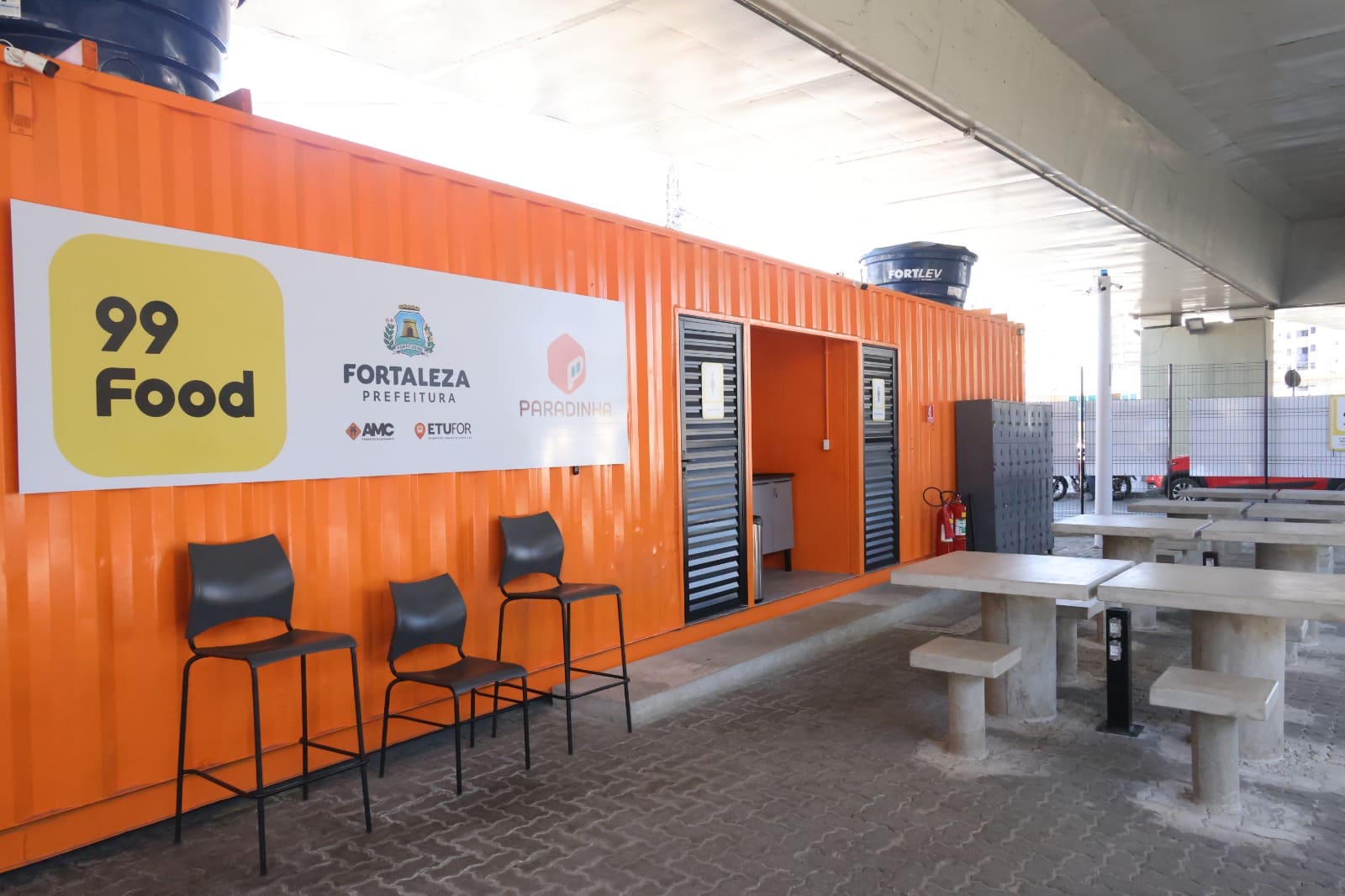O espaço conta com banheiros equipados com chuveiros, calibrador de pneus, totens para carregamento de dispositivos móveis, bebedouros, armários e área de convivência. 